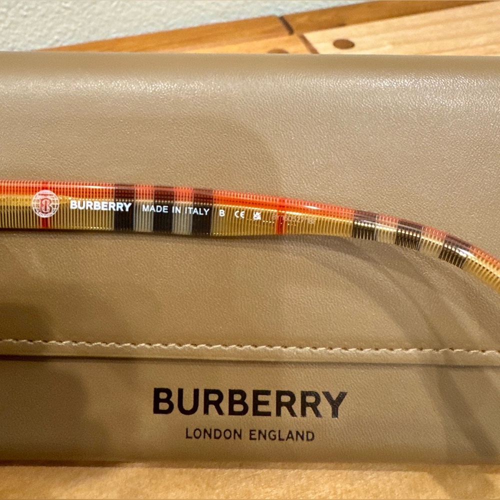 Burberry Elsa Sunglasses - NEW - Picture 4 of 5
